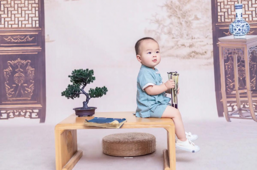 东海宝宝边吃奶边挣扎烦躁